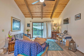 Peaceful Abode with Deck, 13 Mi to Black Sand Beach!